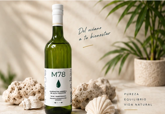 Botella de agua de mar M78 integrada en una escena natural